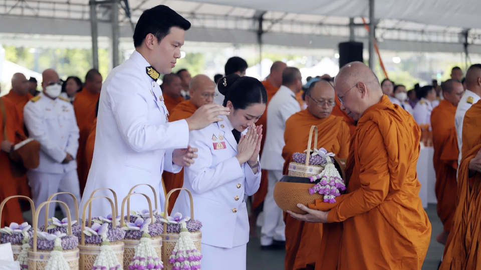 ‘นายกฯ-คู่สมรส‘ ทำบุญตักบาตรเนื่องในวันเฉลิมพระชนมพรรษา ‘พระราชินี’