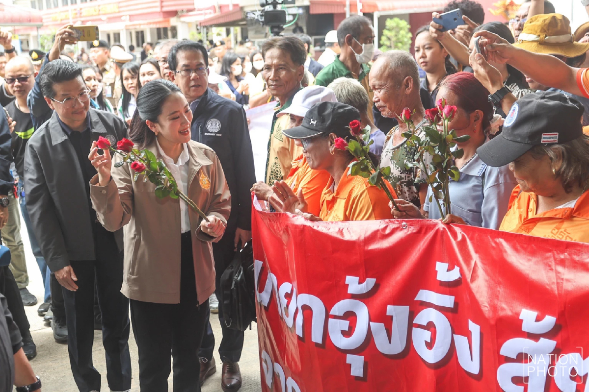 นายกฯสู้ๆ! 'แพทองธาร' ยิ้มออกมีกองเชียร์ ขณะกลุ่มต้านตะโกนไล่