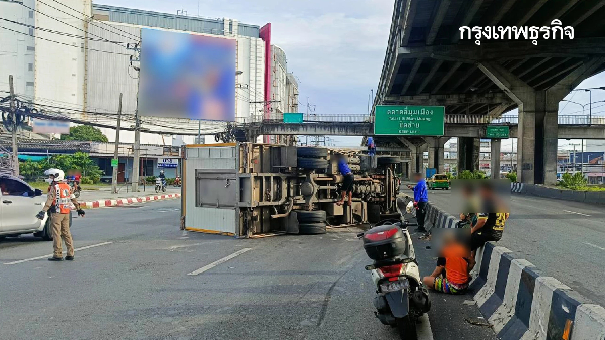 งานเข้า รถติด ถนนพหลโยธิน รถ 6 ล้อพลิกตะแคง ลงต่างระดับอนุสรณ์สถาน