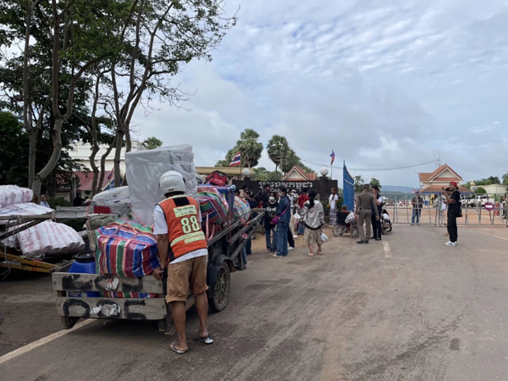 ชาวเขมรจำนวนมาก รอข้ามชายแดนไทยขนตู้เย็นพัดลม กลับกัมพูชา