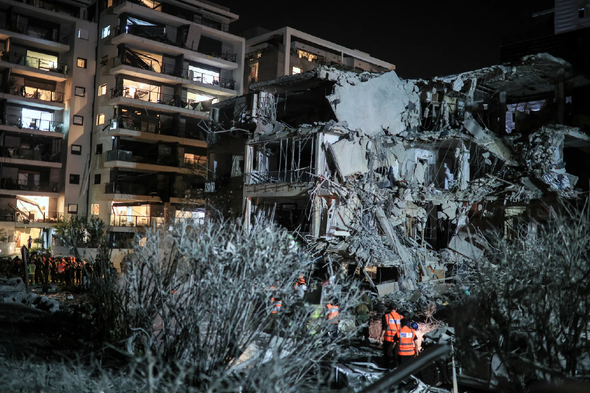 ‘อิหร่าน’ เอาคืน ‘อิสราเอล’ ยิงขีปนาวุธโจมตี ‘เทลอาวีฟ-เยรูซาเล็ม’ เกือบ 100 ลูก