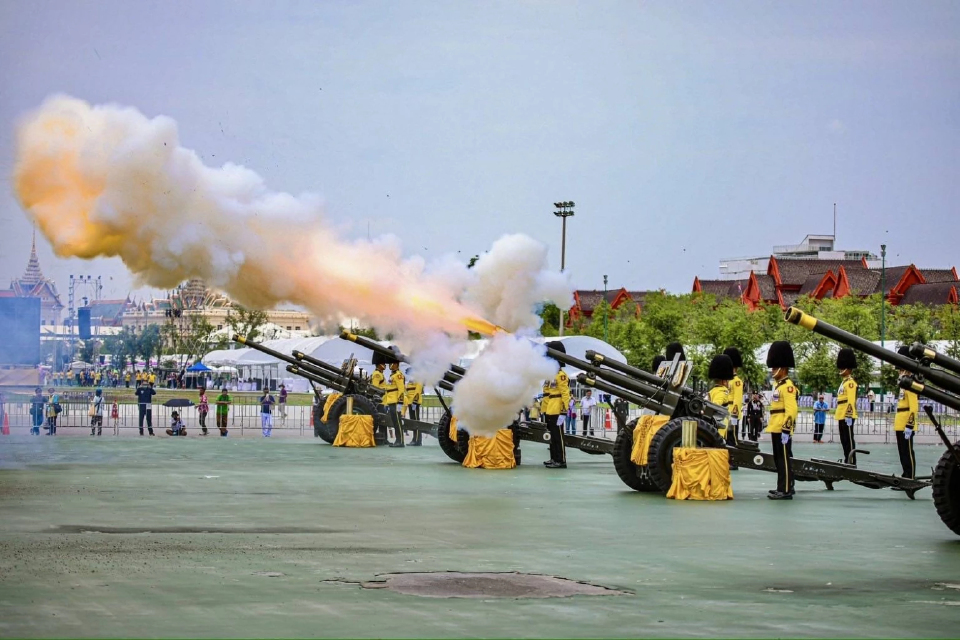 3 เหล่าทัพ ยิงสลุตหลวง 21 นัดเฉลิมพระเกียรติ 'พระราชินี'