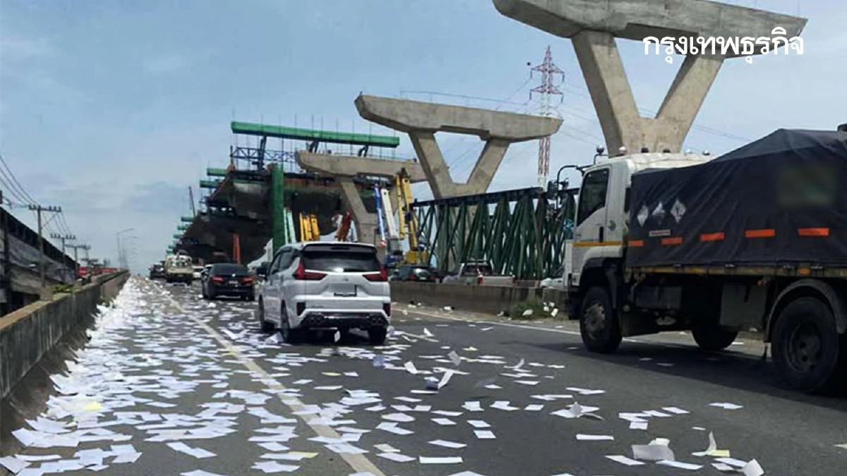 ผู้ใช้ทางระวัง ถนนพระราม 2 กระดาษตกเกลื่อนสะพานข้ามแม่น้ำท่าจีน