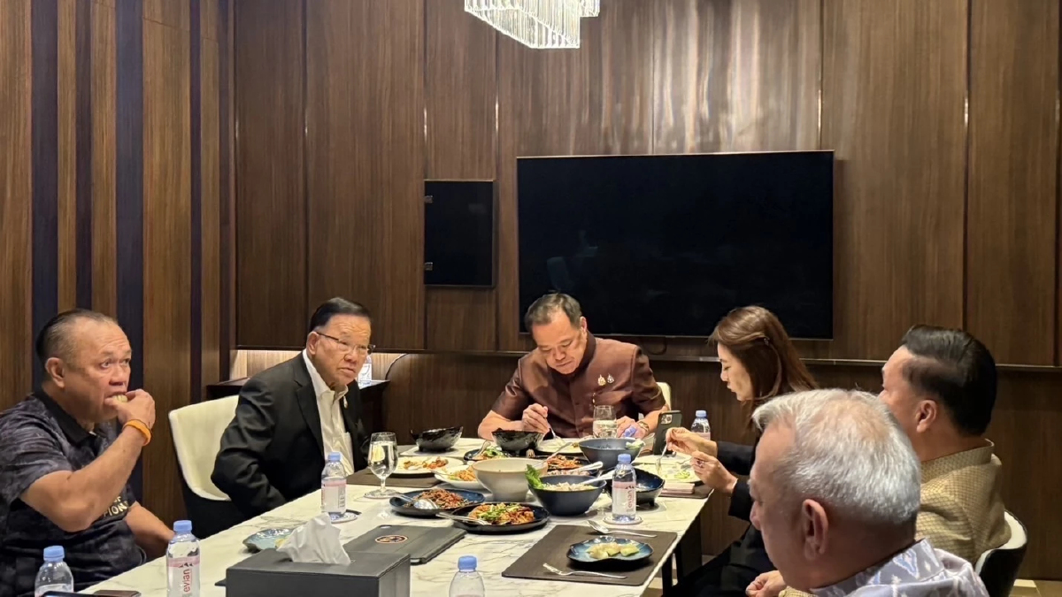 ‘อนุทิน’ ควง ‘เนวิน-สันติ’ กินข้าวโชว์ปึ้ก ร่วมงาน ‘ภท.’