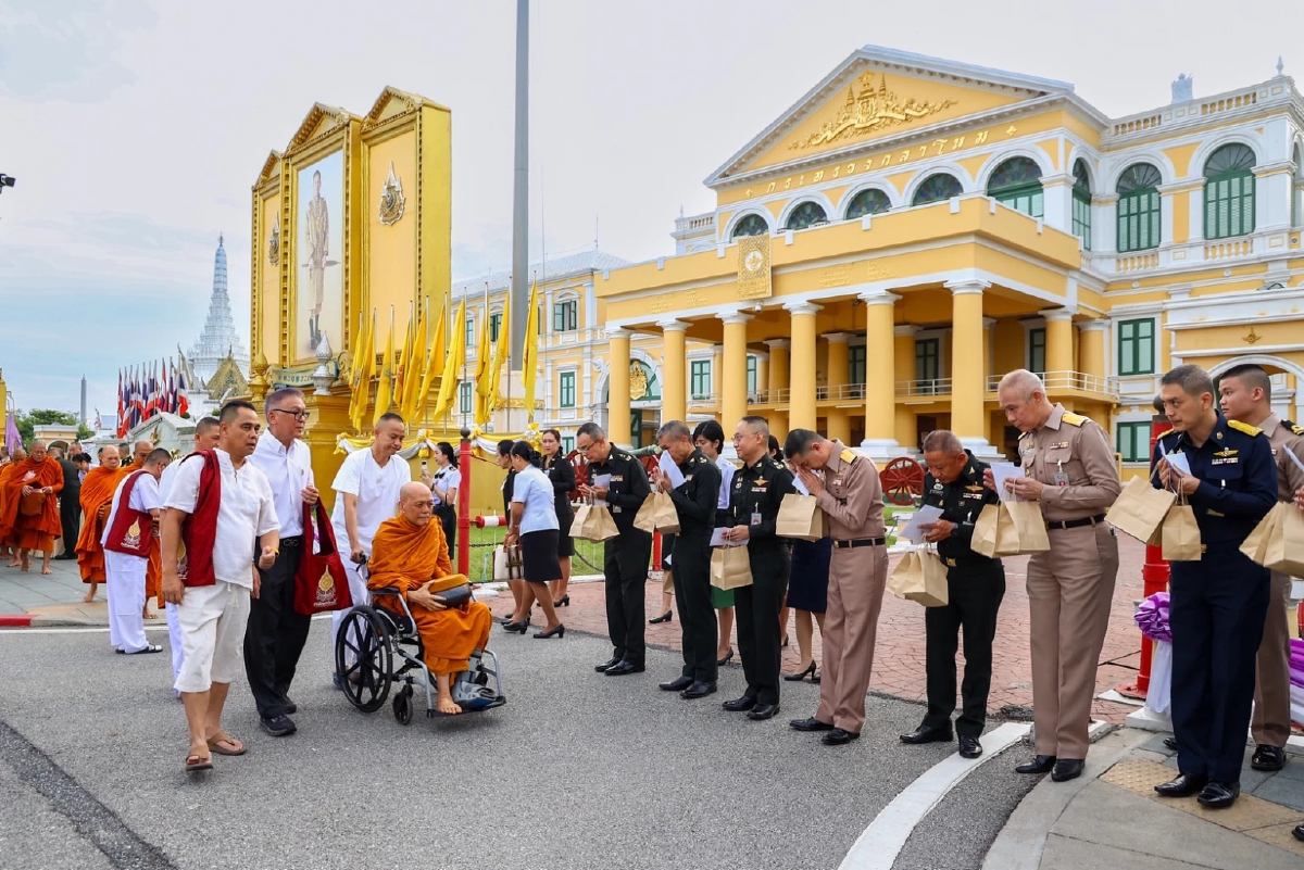ปลัด กห. ตักบาตรพระวิปัสสนาจารย์ 77 รูป สืบสาน 7 ทศวรรษ 'สมเด็จย่า'