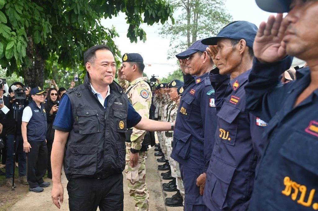 มท.1 ยกคณะ ให้กำลังใจประชาชน-เจ้าหน้า ชายแดนไทย-กัมพูชา
