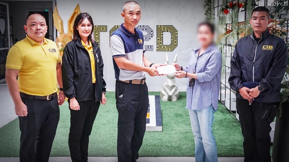 โดนหลอกลงทุนเทรดหุ้นบริษัทดัง แจ้ง 1441 อายัดได้ทัน ตร.มอบเงินคืน