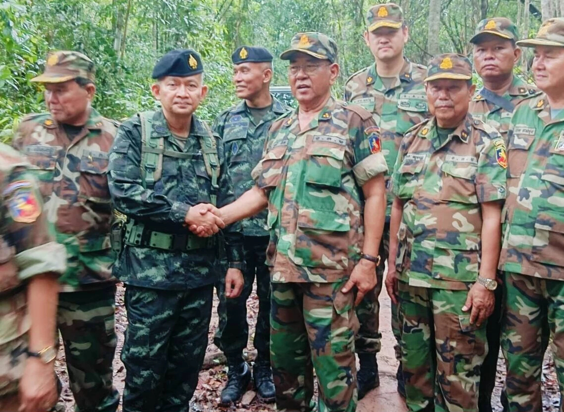 ทบ.เผย 'ช่องบก' คลี่คลาย โชว์ภาพทหารไทย-กัมพูชา จับมือ-ควงแขน