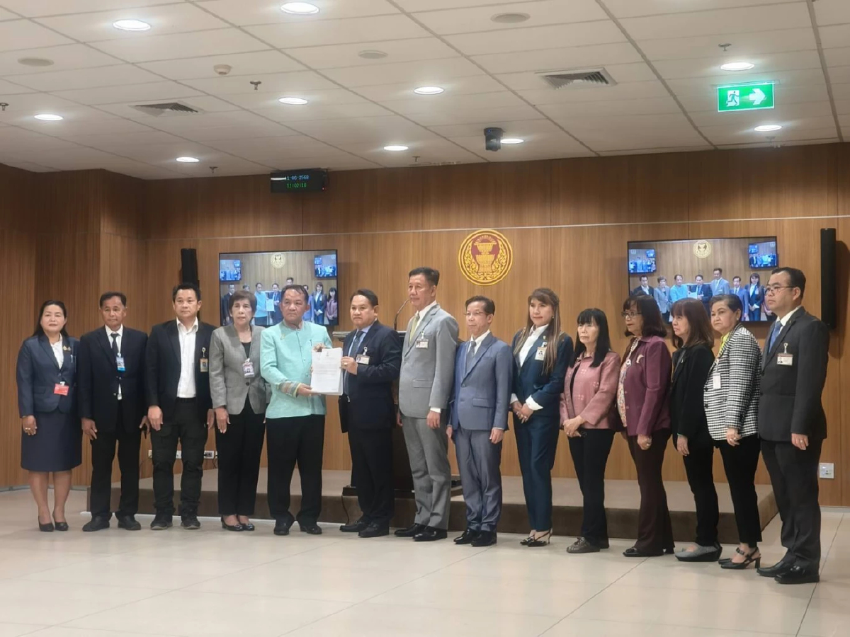 ‘ศรีสุวรรณ’ ยื่นหนังสือต่อ กมธ.ปปช. สภาฯ สอบปมติดตั้งระบบไฟฟ้ากฟภ.