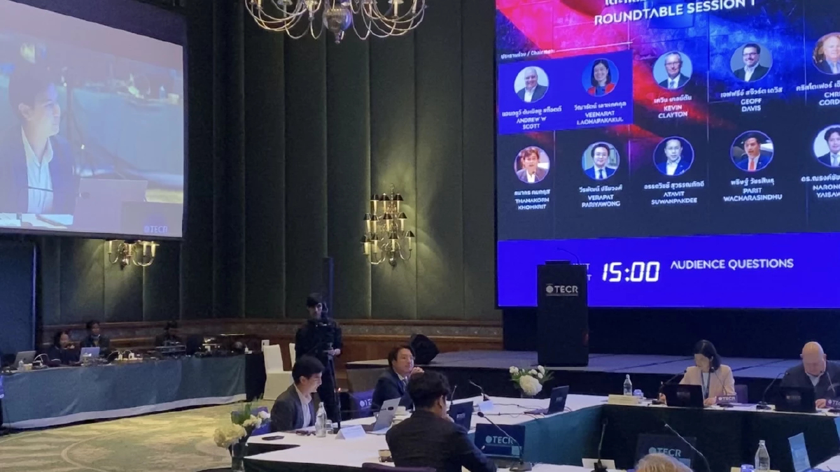 ‘พริษฐ์’ ซัด รัฐบาล ไม่รอบคอบ ลุย เอนเตอร์เทนเมนต์ คอมเพล็กซ์ แนะ ประชามติ