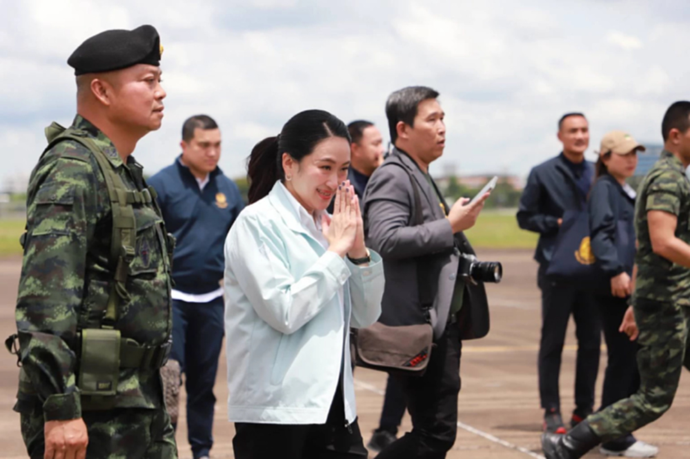 อุ๊งอิ๊ง แพทองธาร ยิ้ม พล.ท.บุญสิน แม่ทัพภาค 2 รอรับสนามบินอุบลฯ