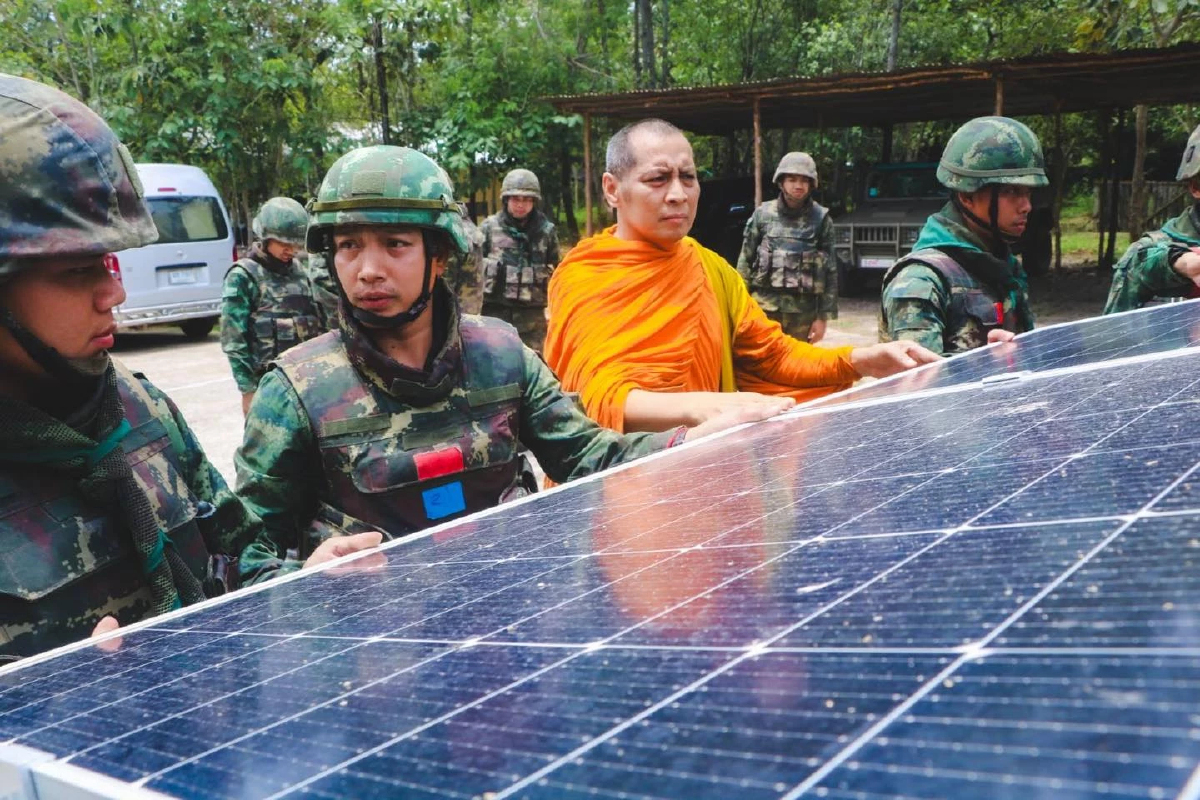 คุณพระช่วย! สร้างแสงธรรม 'เจ้าคุณนพพร' ช่วยทหารชายแดนไทย-กัมพูชา