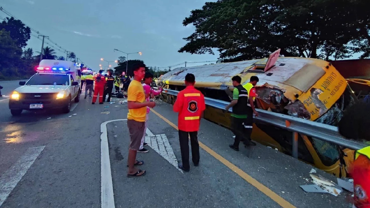 สลด! ตาย 2 สาหัส 10 รถทัวร์ระยอง-มุกดาหาร เสียหลักตกร่องกลางถนนเพชรเกษม