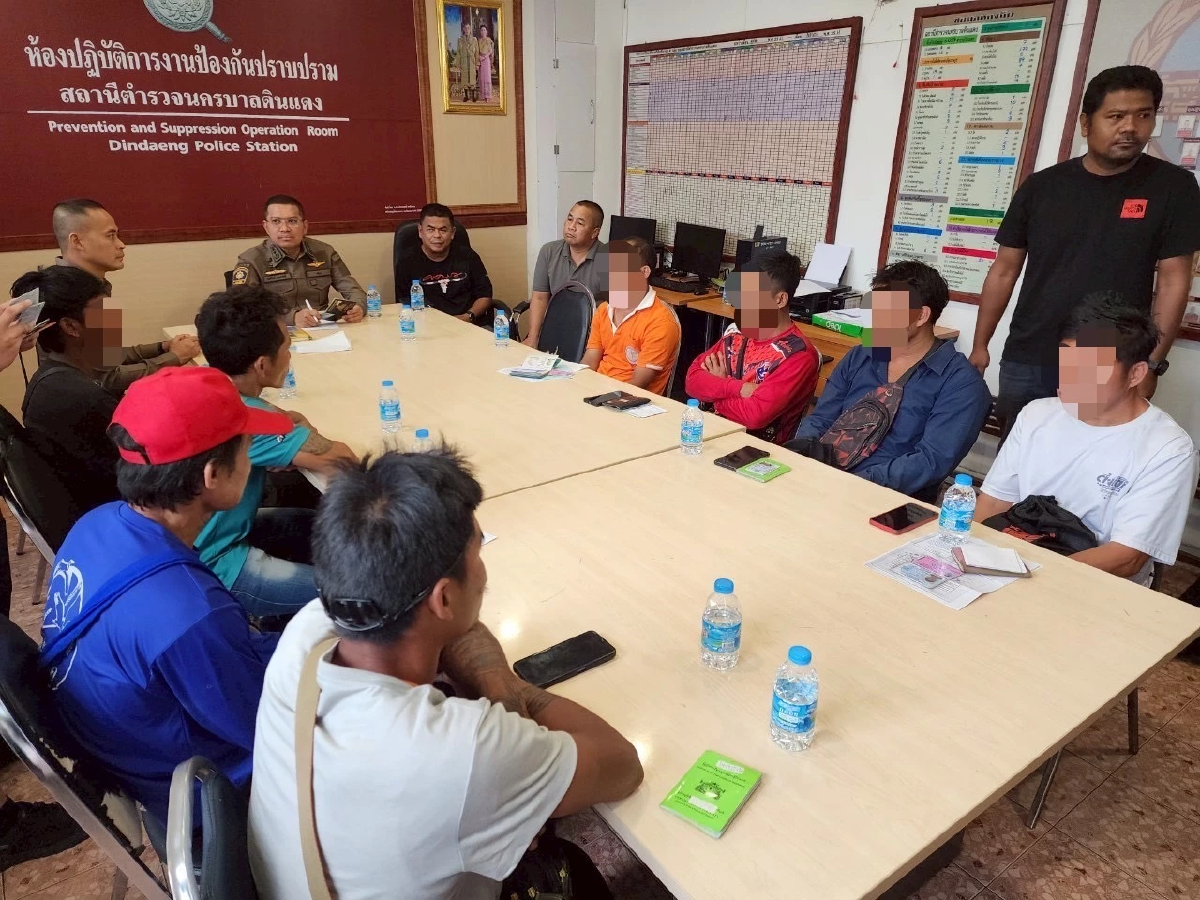ตร.รวบ 8 'ต่างด้าว' โผล่ใกล้พื้นที่ชุมนุม - เจอชายถือมีดป่วนม็อบ