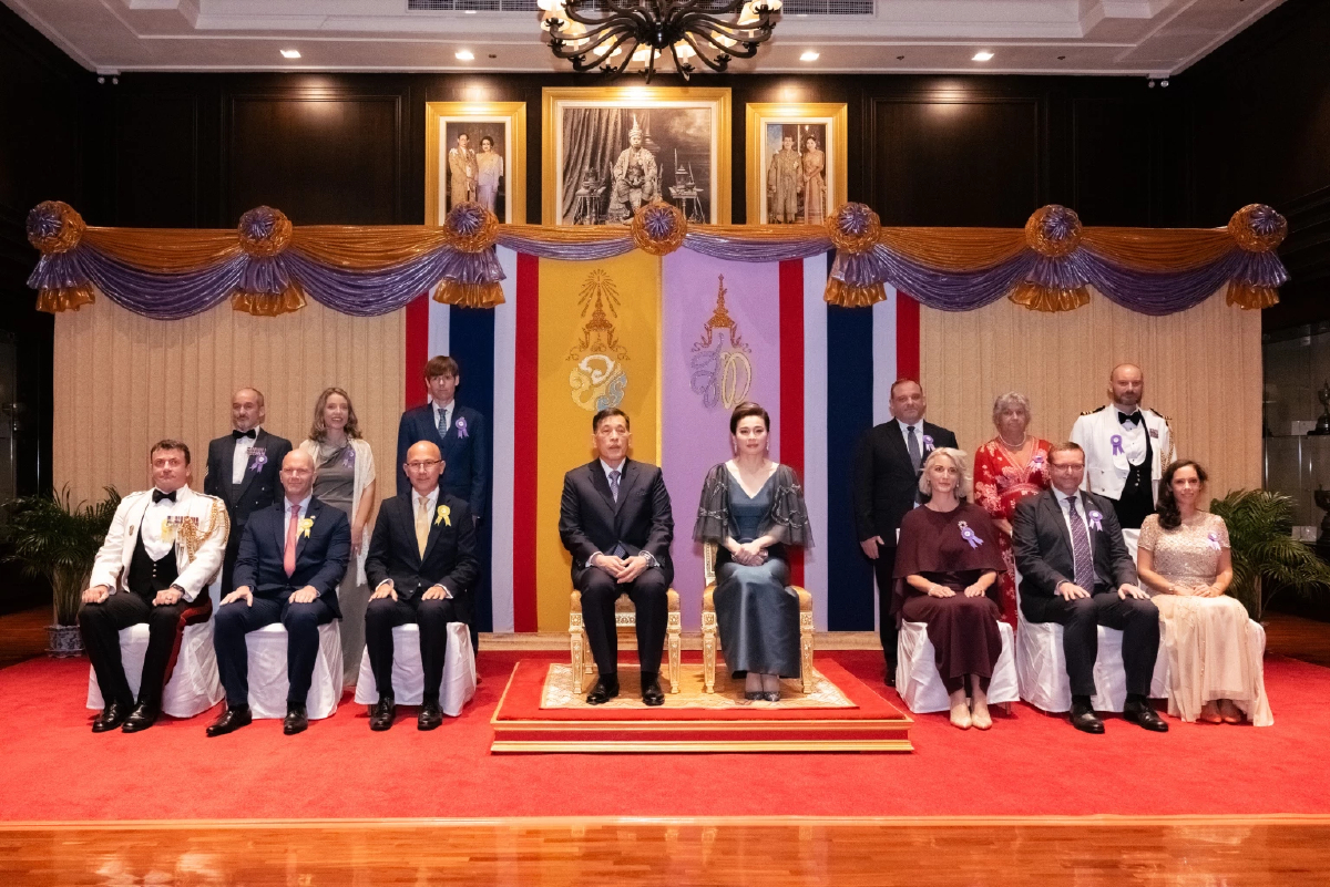 ในหลวง-พระราชินีทอดพระเนตรการแสดงดนตรีวงดุริยางค์ราชนาวิกโยธินในสมเด็จพระเจ้าชาลส์ที่ 3 แห่งสหราชอาณาจักร