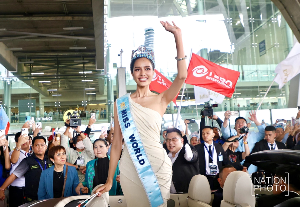 โอปอล สุชาตา มิสเวิลด์ 2025 ออกจากสนามบินแล้ว เตรียมขึ้นรถแห่สุดยิ่งใหญ่