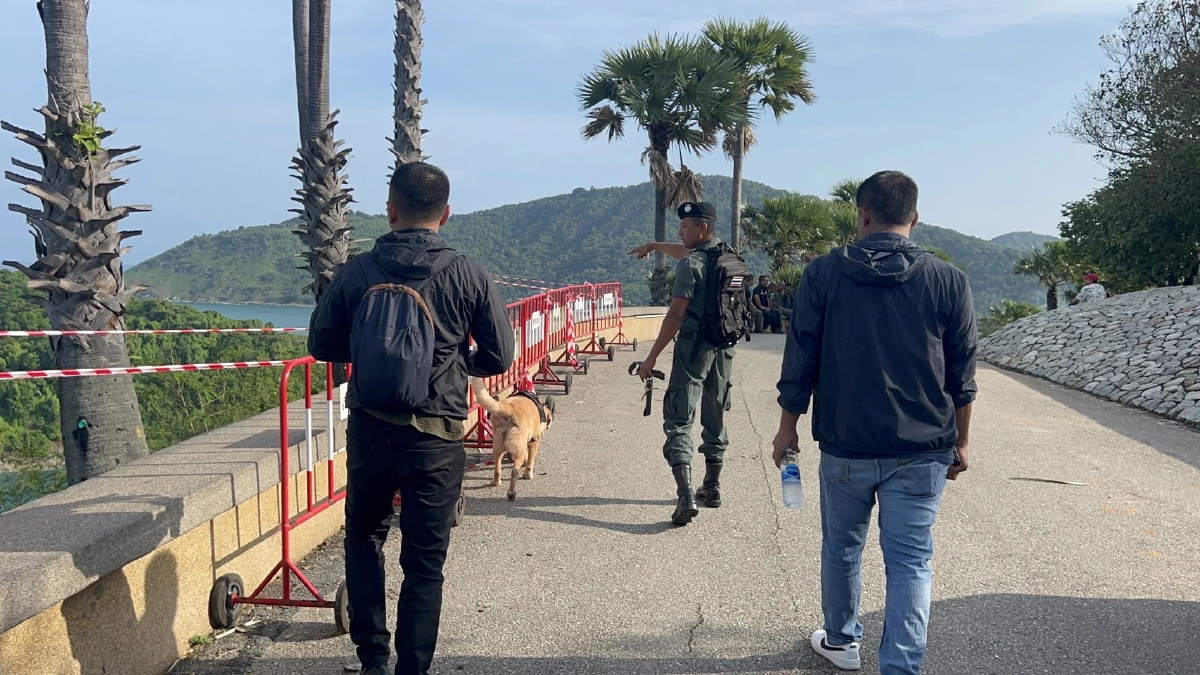 EOD ปิดล้อมแหลมพรหมเทพ ตรวจวัตถุต้องสงสัย หลังจับผู้ต้องหาคาด่าน