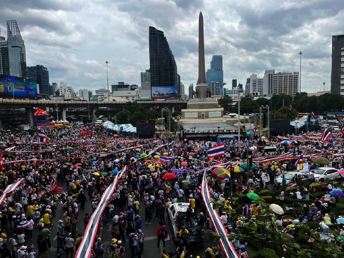ม็อบกางธงชาติไทยยาว 100 เมตรหลายผืน โชว์พลังป้องอธิปไตย