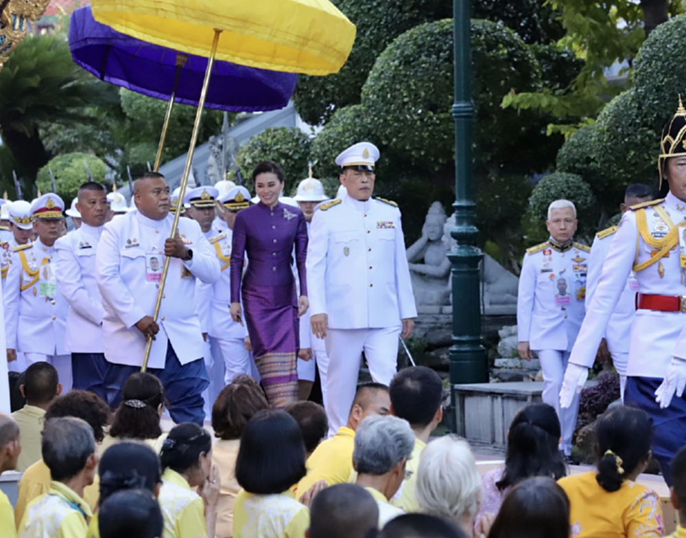 ในหลวง พระราชินี ทรงประกอบพิธีมังคลาภิเษกเหรียญพระบรมรูปพระบาทสมเด็จพระเจ้าอยู่หัว