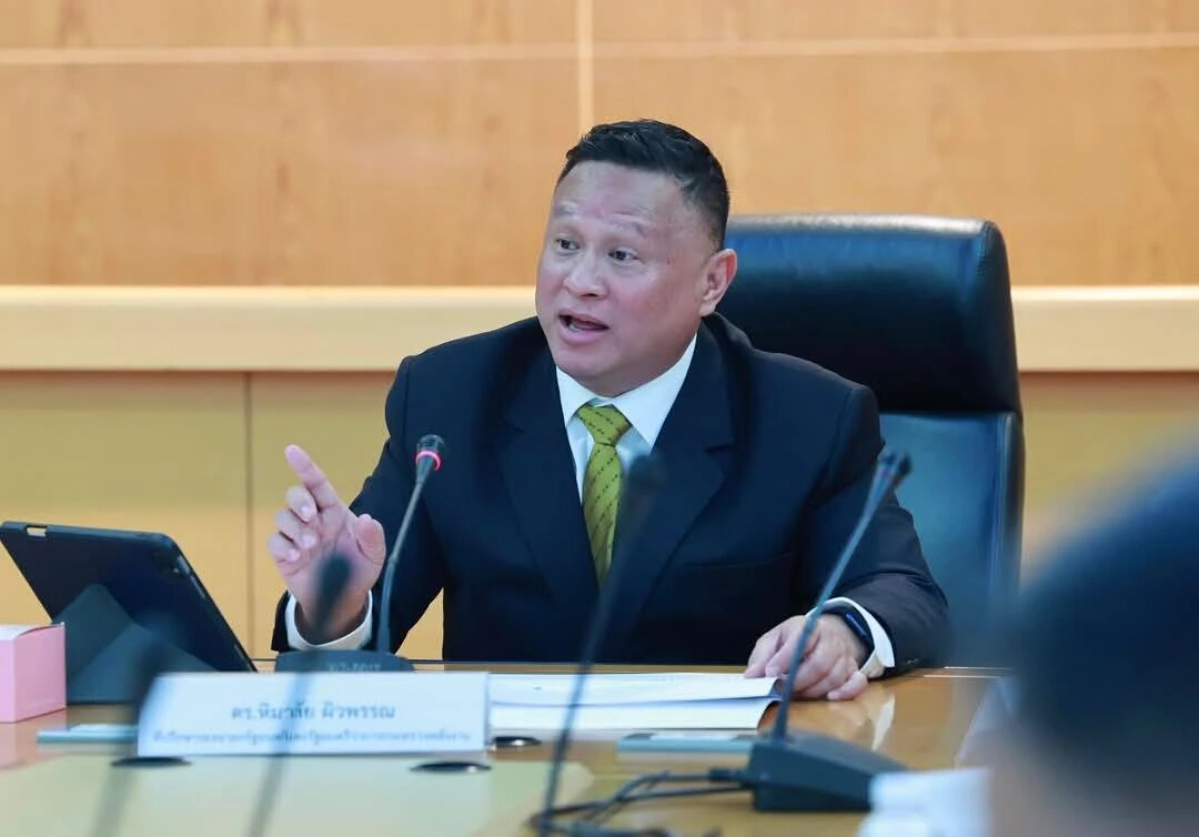 'เสธหิ' เปรียบ สส.รทสช.  หนีเรียนแล้วด่าครู หลังตำหนิ 'พีระพันธ์ุ'