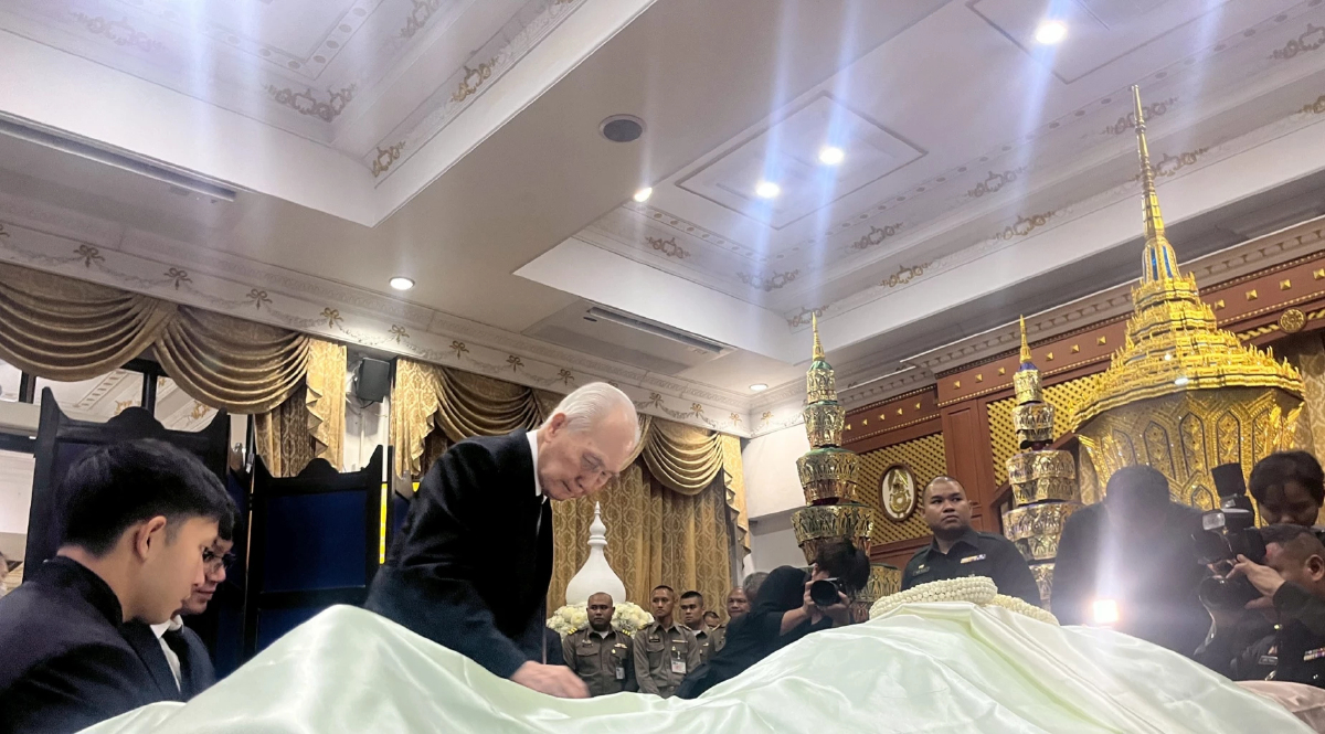 'อานันท์' ร่วมรดน้ำศพ 'บิ๊กสุ'  เพื่อน จปร.5 -นักการเมือง แห่ไว้อาลัย