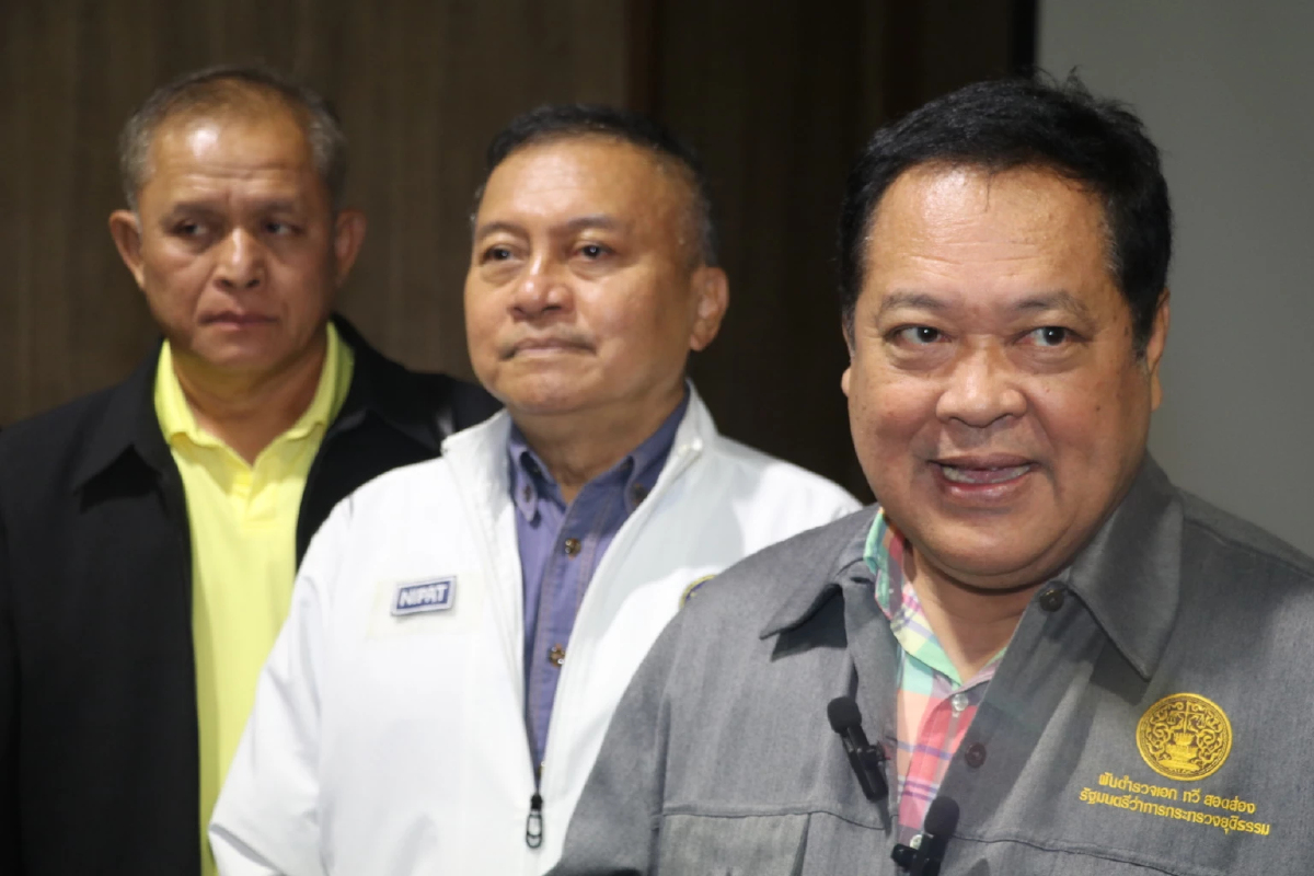 'บิ๊กนัย'ร่วมคณะ 'ทวี-บิ๊กแป๊ะ' ตรวจศุลกากรแหลมฉบัง ลือนั่ง รมว.กลาโหม