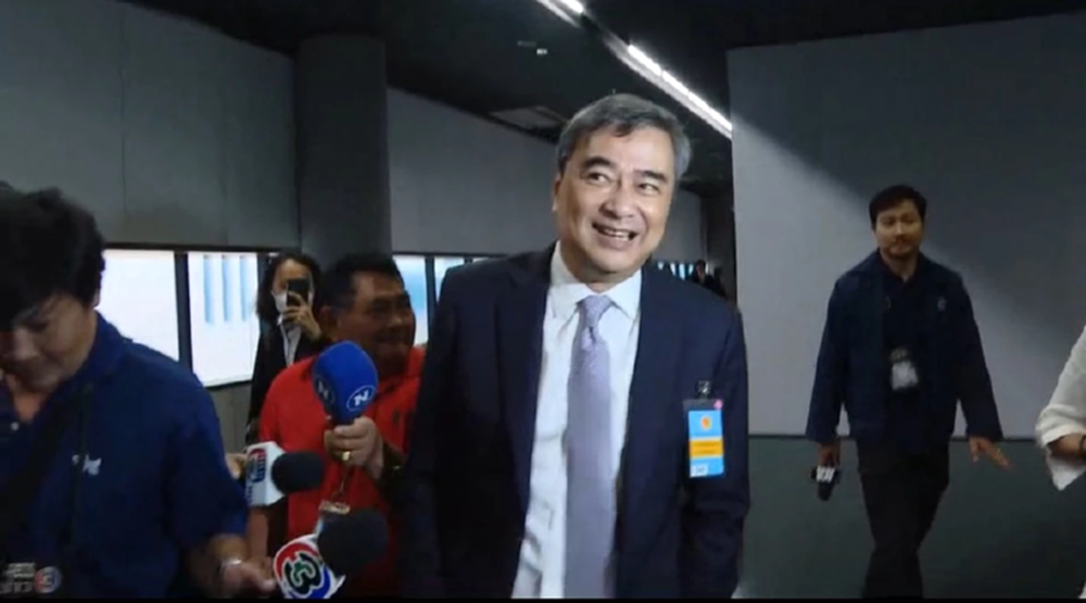 'อภิสิทธิ์' โชว์สเต็ปเดินถอยหลัง เลี่ยงตอบปมขัดแย้งไทย-กัมพูชา