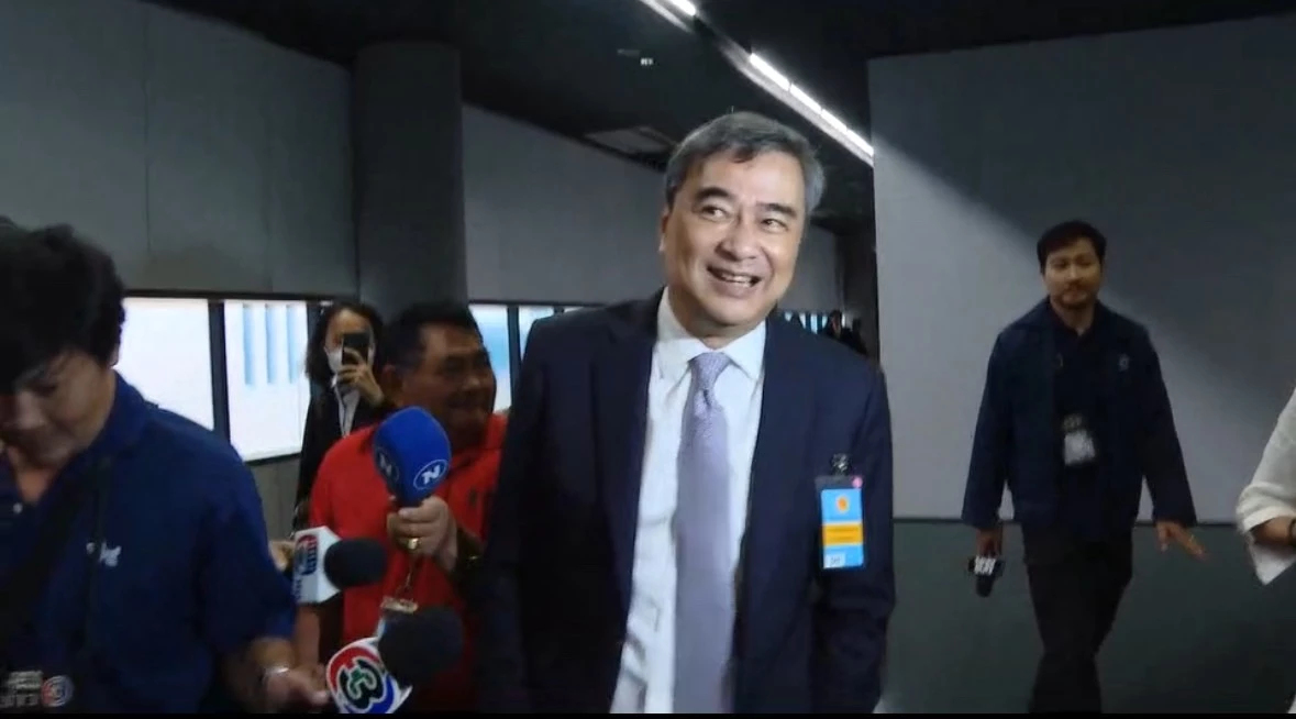 'อภิสิทธิ์' โชว์สเต็ปเดินถอยหลัง เลี่ยงตอบปมขัดแย้งไทย-กัมพูชา