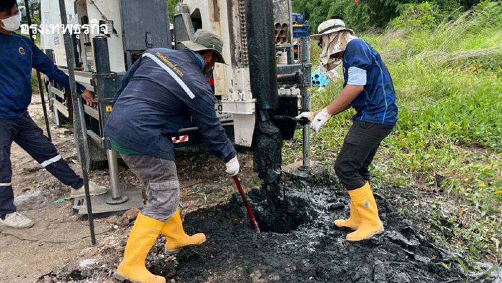 เจาะบ่อบาดาล จ.ฉะเชิงเทรา พบกากพิษใต้ดิน เหม็นคลุ้ง เงื่อนงำบ่อขยะเถื่อน