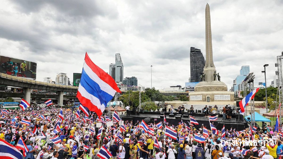 ปิดจราจร พหลโยธิน ขาลงอนุสาวรีย์ชัยสมรภูมิ ผู้ชุมนุมเต็มพื้นที่