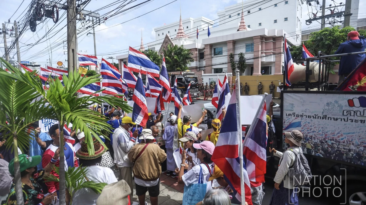 ‘ม็อบ’ บุก ‘สถานทูตกัมพูชา’ ประท้วง หลัง3ทหารไทยเหยียบกับระเบิด