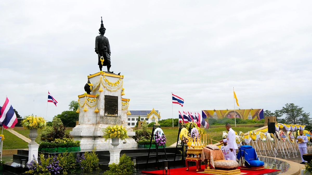 ผู้แทนพระองค์ถวายราชสักการะ พระบรมราชานุสาวรีย์สมเด็จพระนารายณ์มหาราช