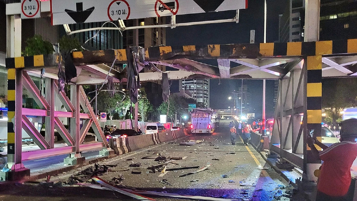 ด่วน เกิดอุบัติเหตุ รถบัส 2 ชั้น ชนคานกั้นความสูง สะพานข้ามแยกพญาไท