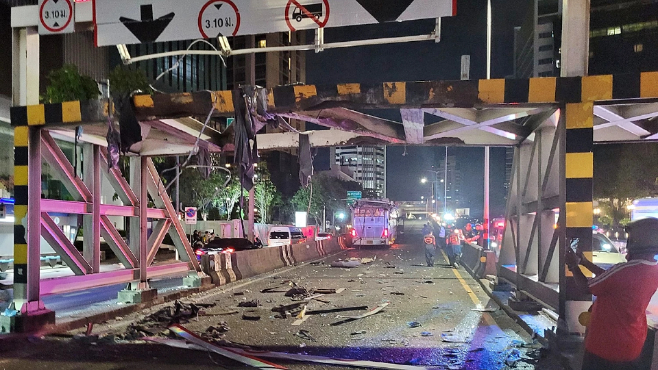 ด่วน เกิดอุบัติเหตุ รถบัส 2 ชั้น ชนคานกั้นความสูง สะพานข้ามแยกพญาไท
