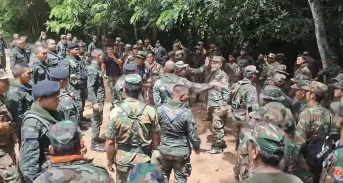 ทบ. ไม่พบข้อมูล หญิงกัมพูชาป่วนปราสาทตาเมือนธม เป็นทหารหวังเช็คกำลังไทย