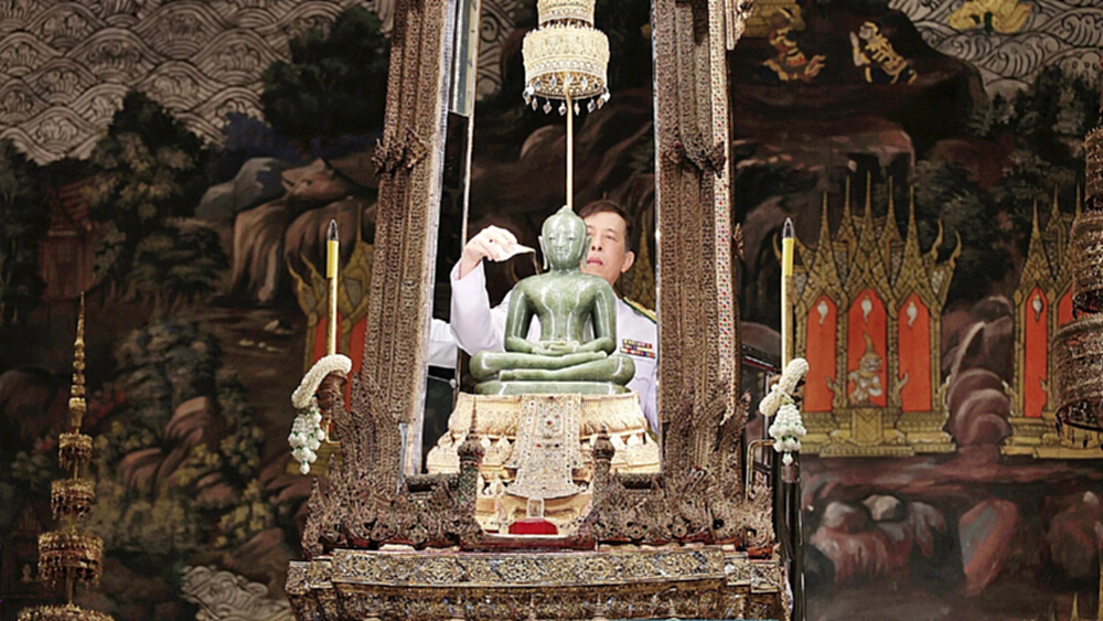ในหลวง-พระราชินี เสด็จฯ ทรงเปลี่ยนเครื่องทรงฤดูฝน พระแก้วมรกต
