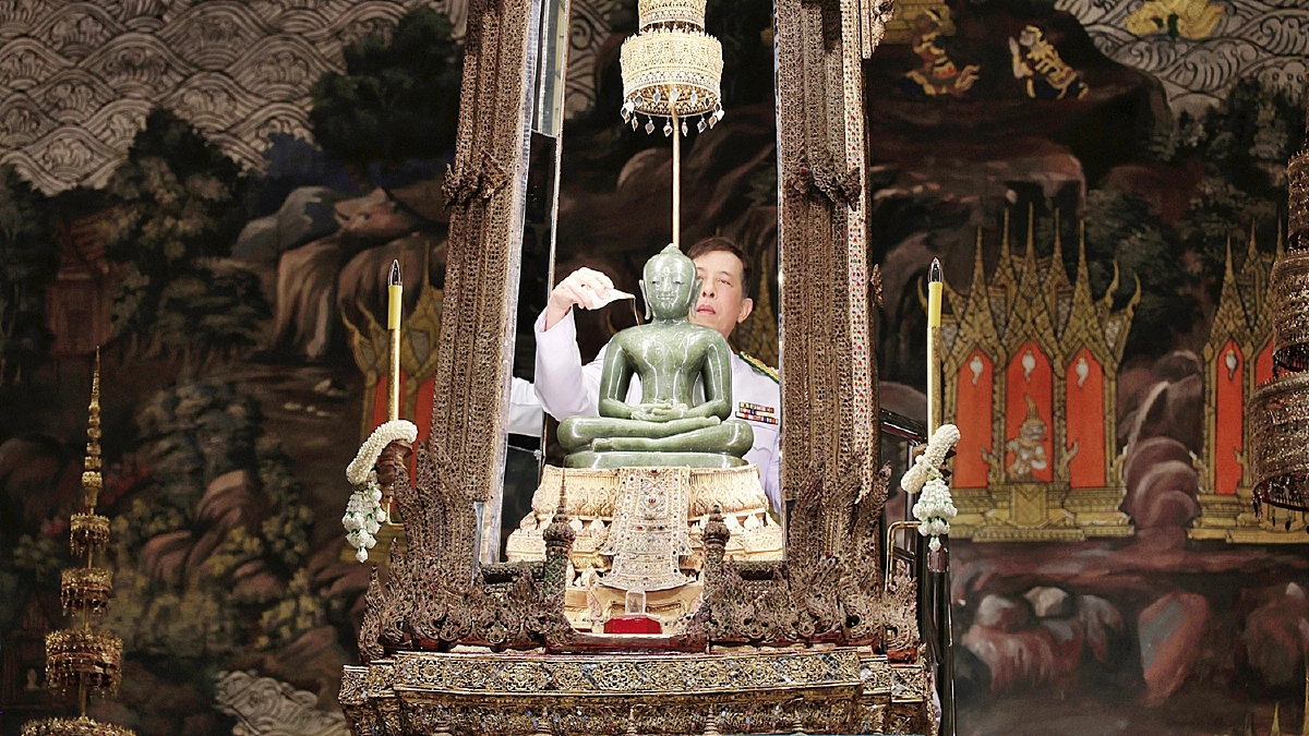 ในหลวง-พระราชินี เสด็จฯ ทรงเปลี่ยนเครื่องทรงฤดูฝน พระแก้วมรกต