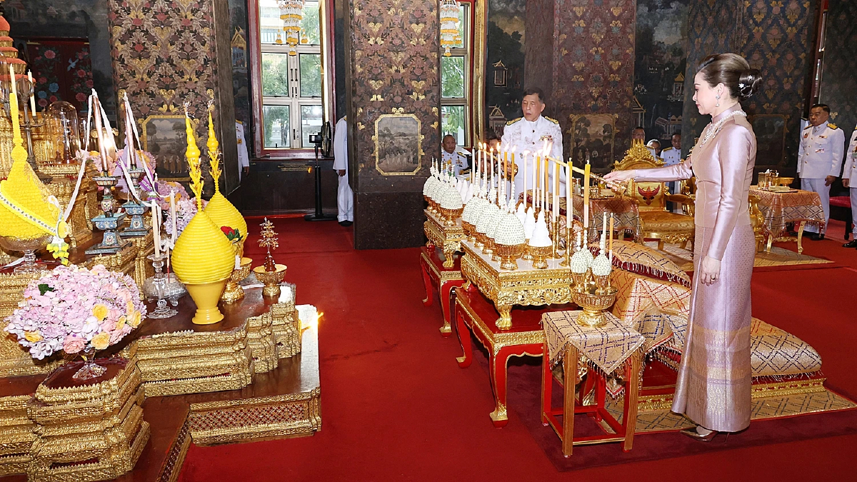 ในหลวง พระราชินี ทรงบำเพ็ญพระราชกุศล เนื่องในเทศกาลเข้าพรรษา 2568