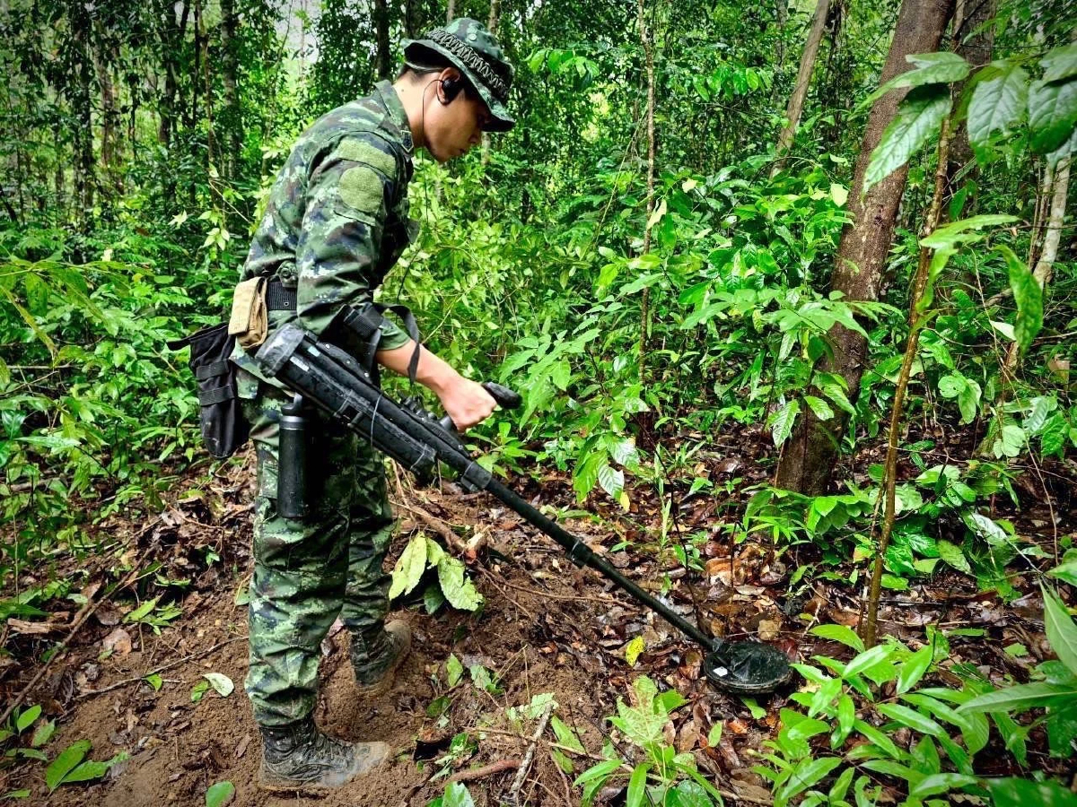 ทบ. ส่งทหารช่าง ระดมยุทโธปกรณ์หนัก ลงพื้นที่ช่องบก เคลียร์ทุ่นระเบิด