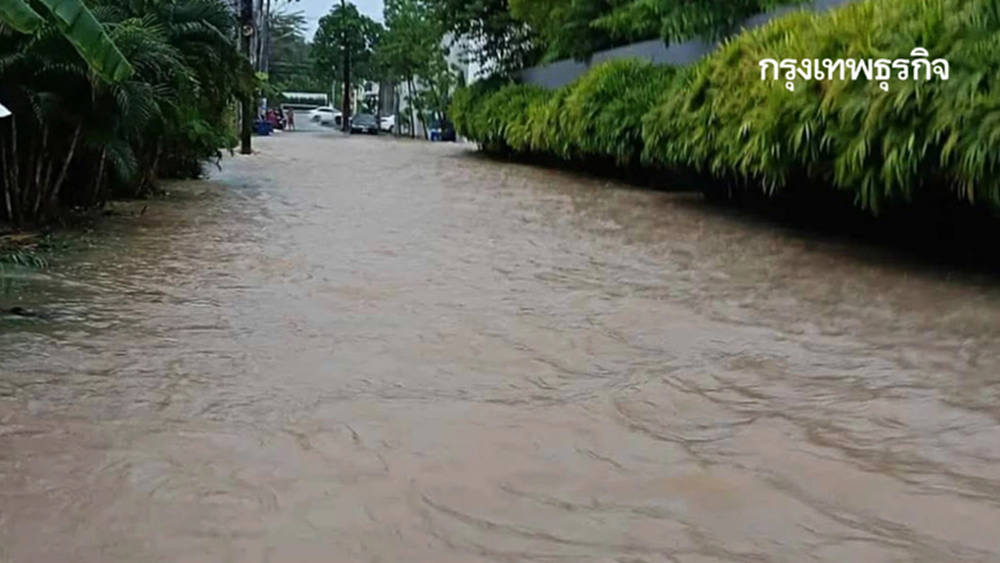 ภูเก็ตน้ำท่วมอีก ป่าสักซอย 1 ต.เชิงทะเล รอการระบาย หลังมีฝนตกหนัก