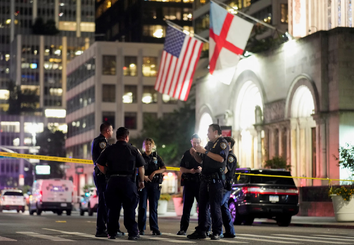 กราดยิงแมนฮัตตัน ดับ 5 ราย รวมตำรวจ มือปืนไรเฟิลปลิดชีพตัวเอง