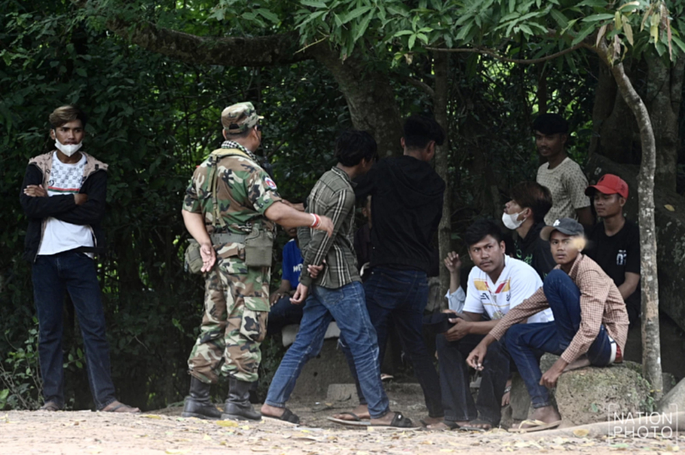 วัยรุ่นกัมพูชาป่วนปราสาทตาเมือนธม ทหารไทย-กัมพูชาเข้าเคลียร์