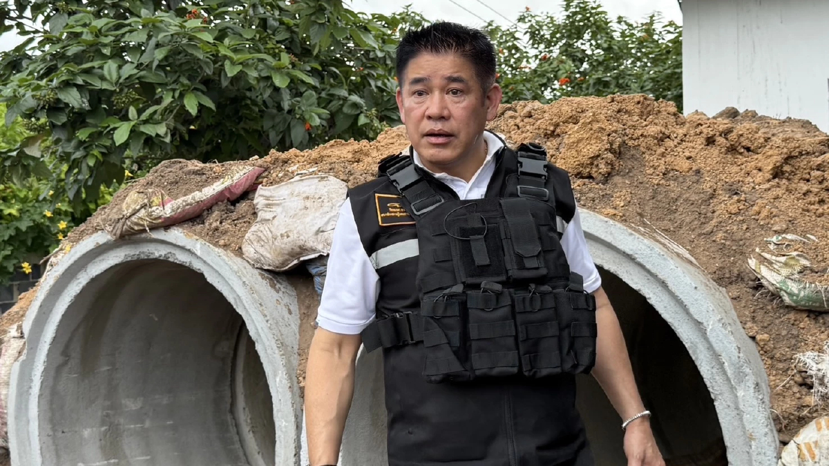 ‘ธรรมนัส’ ใส่เสื้อเกราะ ลุยแนวหน้า จุดปะทะเดือด ‘ชายแดนกัมพูชา’