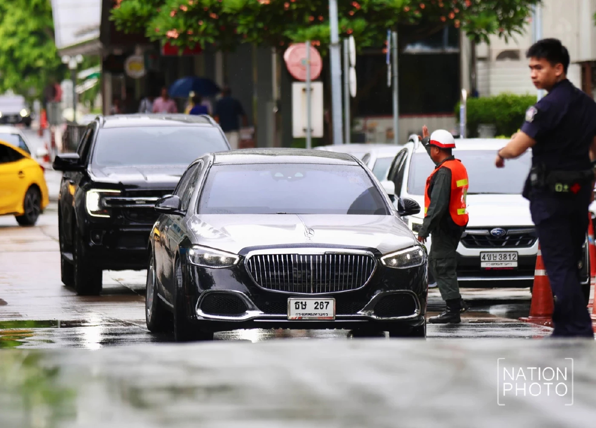 'ทักษิณ' เปลี่ยนใช้รถกันกระสุน รู้เสื้อแดงมา แต่ทักทายไม่ได้