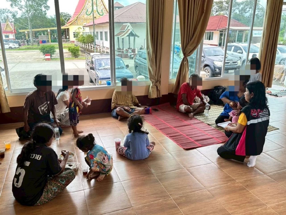 'รมว.พม.' รับรายงาน ศูนย์พักพิง สระแก้ว คนอพยพต่อเนื่่อง
