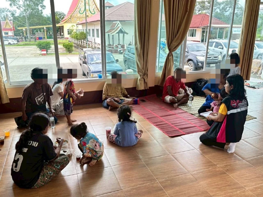 'รมว.พม.' รับรายงาน ศูนย์พักพิง สระแก้ว คนอพยพต่อเนื่่อง