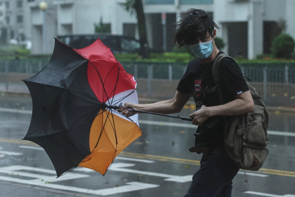 ฮ่องกงเตือนภัย พายุวิภา ระดับสูงสุด  ยกเลิกเที่ยวบินกว่า 200 ไฟลท์