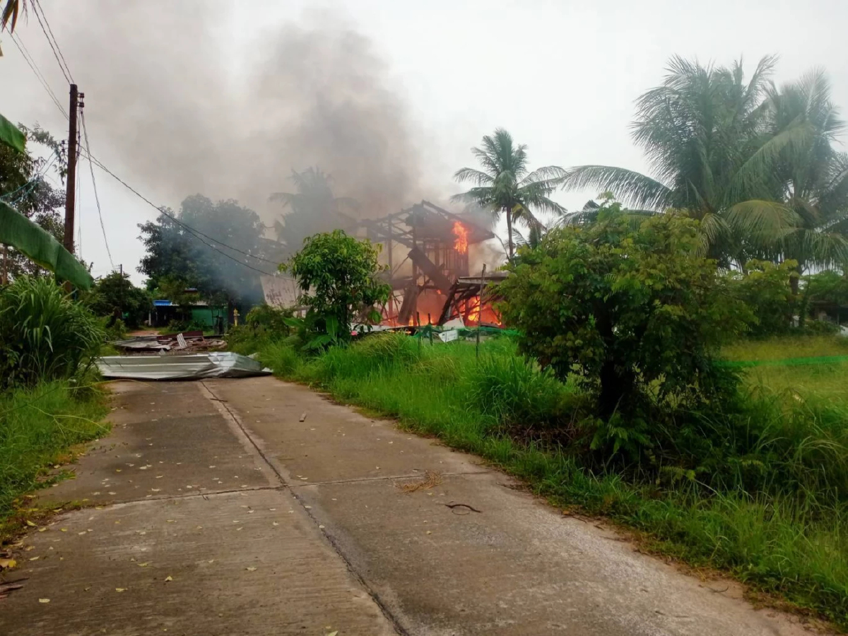 กัมพูชา ยิงจรวด BM-21ร่วม10ลูก ถล่ม อ.ประสาท  บ้านไหม้วอด สัตว์ตายระนาว