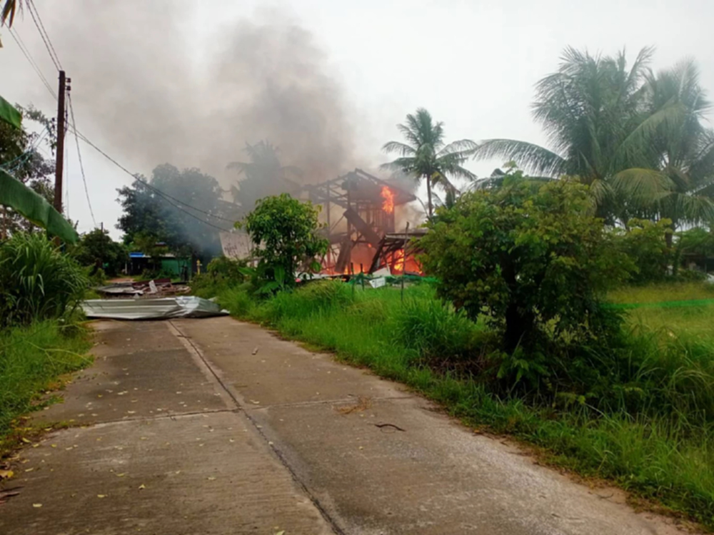 กัมพูชา ยิงจรวด BM-21ร่วม10ลูก ถล่ม อ.ประสาท  บ้านไหม้วอด สัตว์ตายระนาว