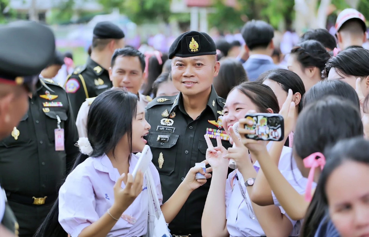 แห่รับ พลโทบุญสิน พาดกลาง แม่ทัพภาค 2 ศิษย์เก่าเยือนบ้านดุงวิทยา